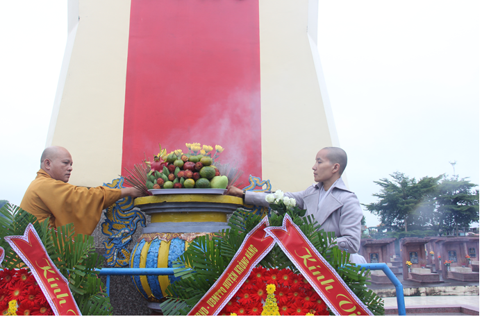 Ban Trị sự Giáo hội Phật giáo cùng các Tăng, Ni, Phật tử huyện Krông Năng viếng nghĩa trang liệt sĩ.